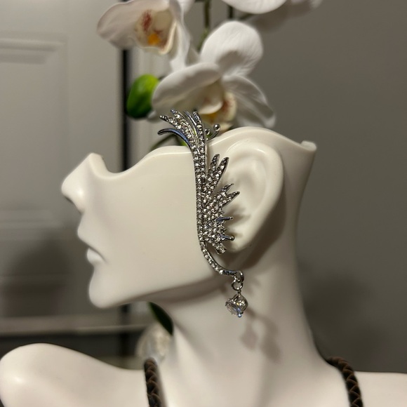 Elegant Silver Winged Earrings - Picture 1 of 2
